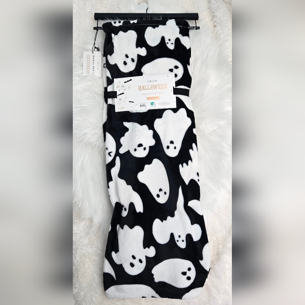 Halloween Oversized Plush Back And White Ghost Blanket - Picture 9 of 9